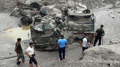 Penampakan Truk-truk Jadi Korban Banjir Bandang di India