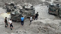 Lumpur banjir telah mengubur sejumlah truk di Sikkim, India.  
