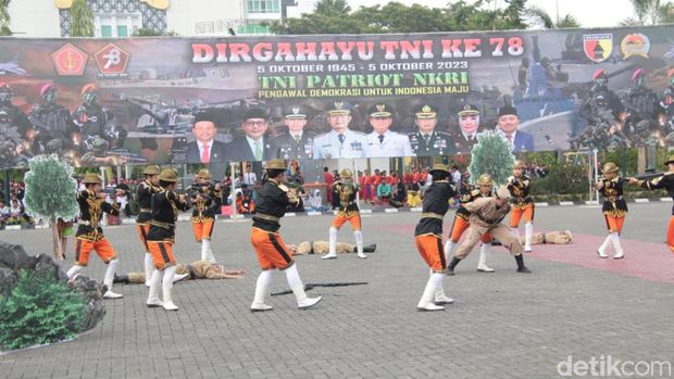 Perayaan HUT ke-78 TNI di Alun-Alun Lamongan.