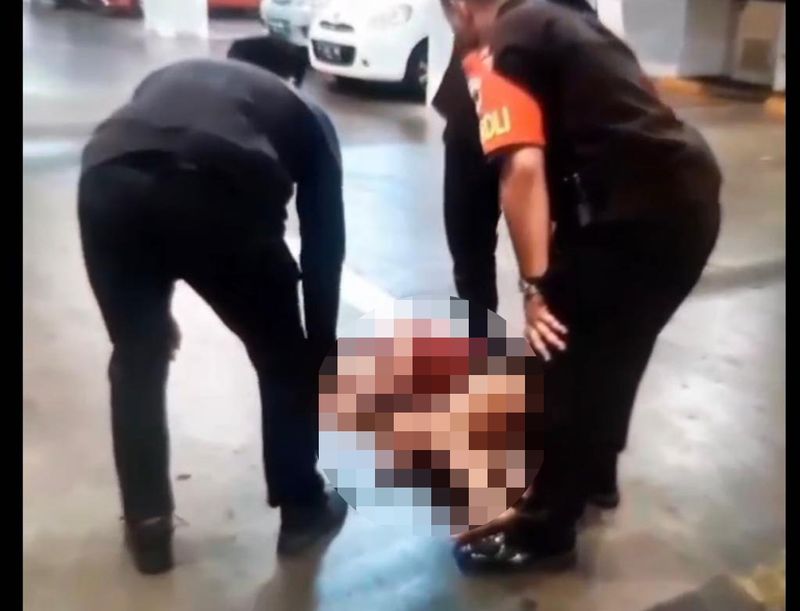 Perempuan diduga Dini terkapar di sebuah parkir basemen, diduga setelah mengalami penganiayaan di Blackhole KTV Surabaya.