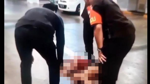 Perempuan diduga Dini terkapar di sebuah parkir basemen, diduga setelah mengalami penganiayaan di Blackhole KTV Surabaya.