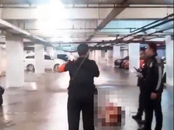 Perempuan diduga Dini terkapar di sebuah parkir basemen, diduga setelah mengalami penganiayaan di Blackhole KTV Surabaya.