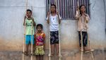 Keren... Anak-anak di Sigi Masih Main Egrang Lho