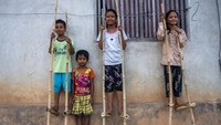 Sebagian anak-anak di wilayah yang terletak di kaki barisan Pegunungan Gawalise itu, masih mempertahankan egrang sebagai permainan tradisional yang umumnya dimainkan oleh anak-anak pada kegiatan-kegiatan tertentu seperti lomba tingkat desa dan peringatan hari besar nasional.
