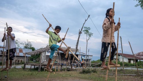 Sejumlah anak bersiap bermain Tilalako atau egrang (engrang) di Desa Balane, Sigi, Sulawesi Tengah, Kamis (5/10/2023). Sebagian anak-anak di wilayah yang terletak di kaki barisan Pegunungan Gawalise itu, masih mempertahankan egrang sebagai permainan tradisional yang umumnya dimainkan oleh anak-anak pada kegiatan-kegiatan tertentu seperti lomba tingkat desa dan peringatan hari besar nasional. ANTARA FOTO/Basri Marzuki/YU