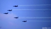 Pesawat Jet tempur F-16 milik TNI beraksi di langit Jakarta.