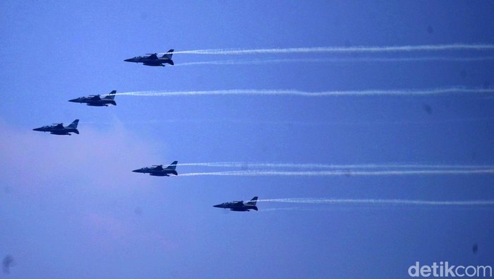 Pesawat tempur milik TNI hilir mudik di langit Jakarta. Mereka beratraksi dalam rangka peringatan HUT ke-78 TNI.