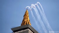 Sejumlah pesawat tempur melakukan aksi demonstrasi saat HUT TNI di Monas, Jakarta, Kamis (5/10/2023). 