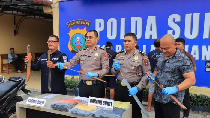 Polres Labuhanbatu saat memaparkan kasus penganiayaan.