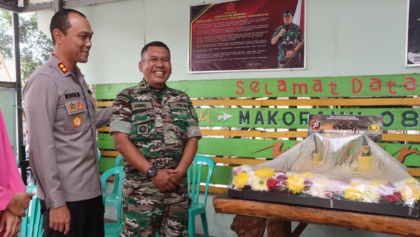 Kapolres Malang Sambangi Markas Koramil 0818/18 Wagir di HUT TNI