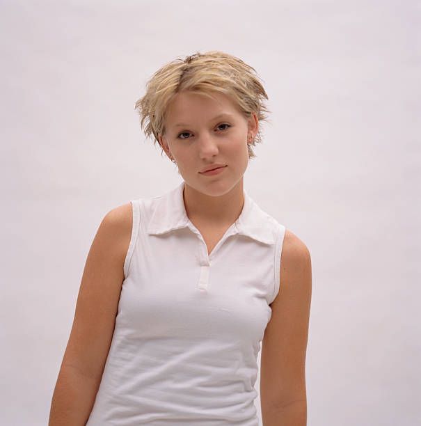 Potongan Rambut Pendek Wanita Blonde Tomboy Haircut.