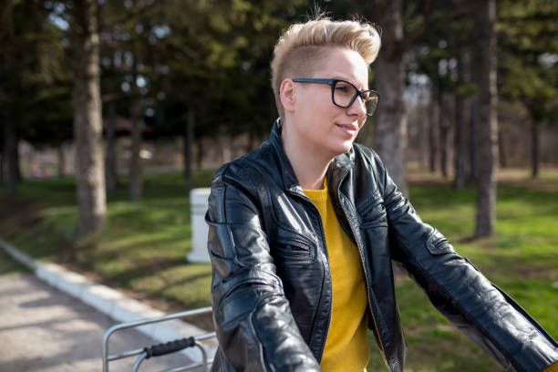 Potongan Rambut Pendek Wanita Shaved Sides Tomboy Haircut.