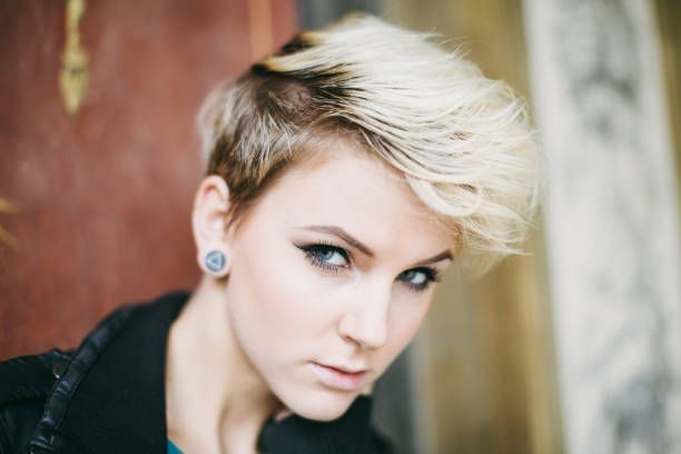 Potongan Rambut Pendek Wanita High Top And Shaved Sides.