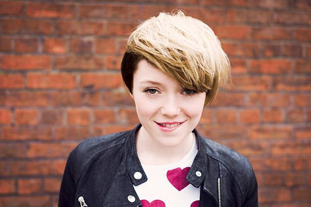 Potongan Rambut Pendek Wanita Side-Combed High Top.