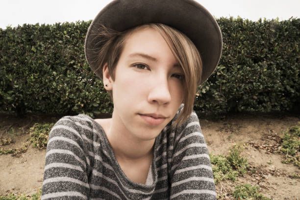 Potongan Rambut Pendek Wanita Side part Tomboy Hairstyle.