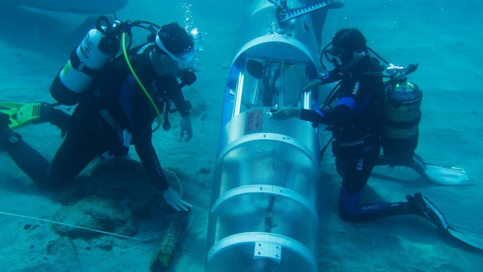 Potret Mahasiswa Jerman Uji Coba Kapal Selam Ramah Lingkungan Professor William Megill and student Eugenia Herrera, 23 years old, during the open sea tests of the Chelonia submarine on Arinaga Beach, on the island of Gran Canaria, Spain, September 30, 2023. REUTERS/Borja Suarez