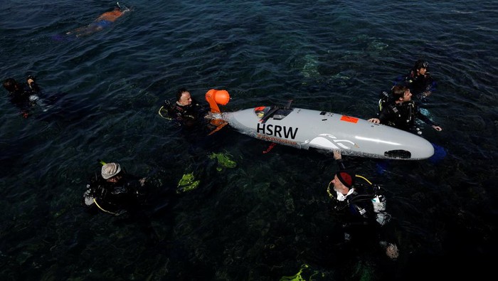 Professor William Megill and student Eugenia Herrera, 23 years old, during the open sea tests of the Chelonia submarine on Arinaga Beach, on the island of Gran Canaria, Spain, September 30, 2023. REUTERS/Borja Suarez
