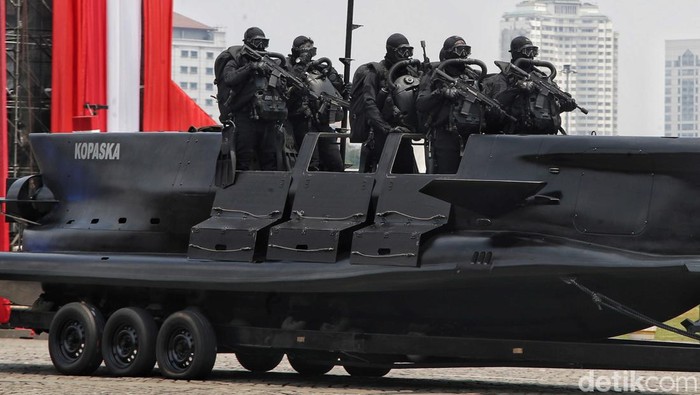 Potret Parade Alutsista di Monas saat HUT ke-78 TNI