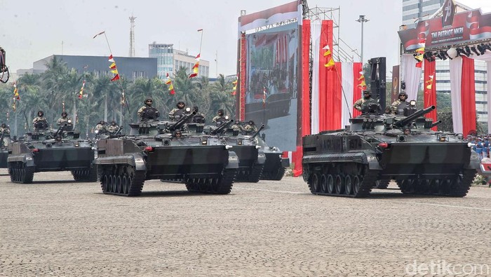 Potret Parade Alutsista di Monas saat HUT ke-78 TNI