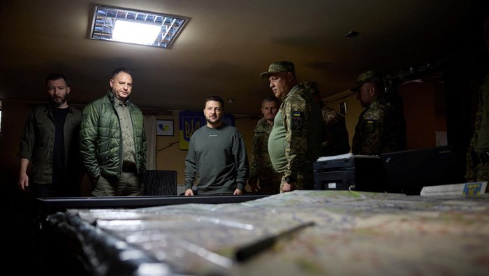 Potret Zelenskyy Kunjungi Garis Depan Perang di Ukraina Timur Ukraine's President Volodymyr Zelenskiy visits a position of Ukrainian troops in a front line, amid Russia's attack on Ukraine, in an undisclosed location, Ukraine October 3, 2023. Ukrainian Presidential Press Service/Handout via REUTERS ATTENTION EDITORS - THIS IMAGE HAS BEEN SUPPLIED BY A THIRD PARTY.