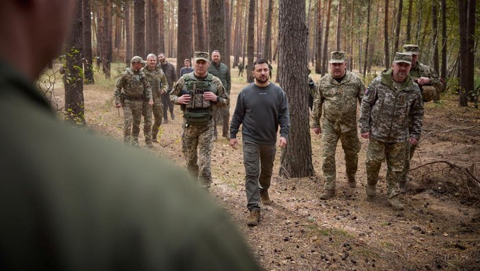 Ukraines President Volodymyr Zelenskiy visits a position of Ukrainian troops in a front line, amid Russias attack on Ukraine, in an undisclosed location, Ukraine October 3, 2023. Ukrainian Presidential Press Service/Handout via REUTERS ATTENTION EDITORS - THIS IMAGE HAS BEEN SUPPLIED BY A THIRD PARTY.