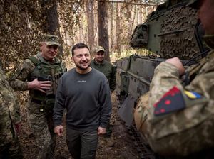 Potret Zelenskyy Kunjungi Garis Depan Perang di Ukraina Timur
