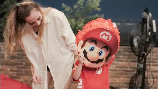 Sesuai dengan tema yang dipilih, Ibrahim tampak mengenakan pakaian Maario Bros berwarna merah. Sementara Anne tampil santai dengan hanya mengenakan kemeja putih yang dipadukan dengan celana pendek. Foto: Instagram/@anneofficial1990