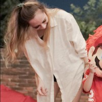 Sesuai dengan tema yang dipilih, Ibrahim tampak mengenakan pakaian Maario Bros berwarna merah. Sementara Anne tampil santai dengan hanya mengenakan kemeja putih yang dipadukan dengan celana pendek. Foto: Instagram/@anneofficial1990