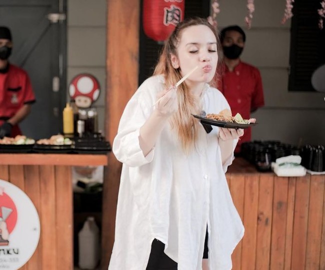 Beragam pilihan makanan disediakan oleh Anne di pesta perayaan ulang tahun anaknya tersebut. Dalam foto terlihat Anne yang tengah asik menyantap salah satu makanan di sana. Foto: Instagram/@anneofficial1990