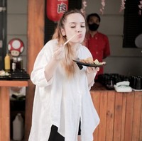 Beragam pilihan makanan disediakan oleh Anne di pesta perayaan ulang tahun anaknya tersebut. Dalam foto terlihat Anne yang tengah asik menyantap salah satu makanan di sana. Foto: Instagram/@anneofficial1990