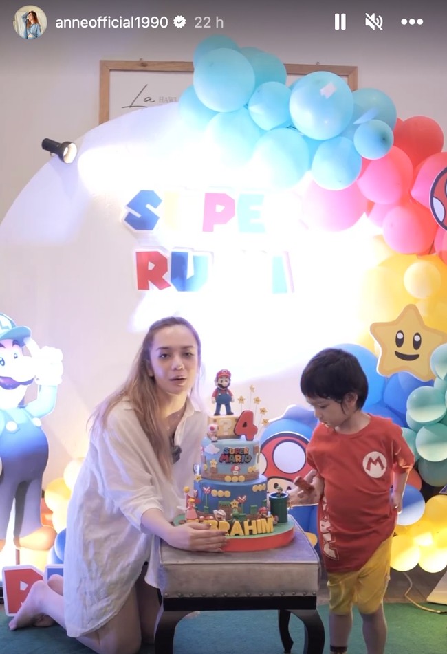 Kue ulang tahun Ibrahim pun dibuat unik menyesuaikan dengan tema yang dipilih. Terdapat tulisan nama Ibrahim pada bagian tengahnya dan angka 4 yang melambangkan usia Ibrahim saat ini. Foto: Instagram/@anneofficial1990