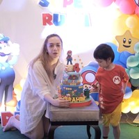 Kue ulang tahun Ibrahim pun dibuat unik menyesuaikan dengan tema yang dipilih. Terdapat tulisan nama Ibrahim pada bagian tengahnya dan angka 4 yang melambangkan usia Ibrahim saat ini. Foto: Instagram/@anneofficial1990