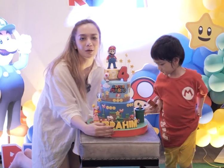 6 Potret Putri Anne Rayakan Ultah Anak Bareng Arya Saloka, Tampil Kompak