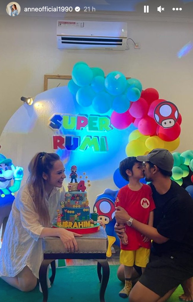 Belakangan Anne dan Arya memang sudah jarang terlihat bersama. Setelah rumah tangganya digosipkan retak, Anne sendiri memutuskan mengubah penampilannya dan tak lagi berhijab. Foto: Instagram/@anneofficial1990