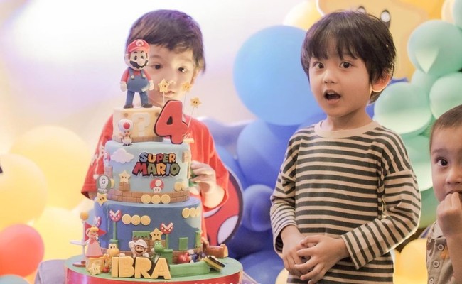 Melalui akun Instagram pribadinya Putri Anne tampak membagikan momen perayaan ulang tahun keempat Ibrahim, putra semata wayangnya dengan Arya Saloka. Pesta ulang tahun tersebut tampak meriah dengan mengusung tema karakter Mario Bros. Foto: Instagram/@anneofficial1990