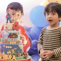 Melalui akun Instagram pribadinya Putri Anne tampak membagikan momen perayaan ulang tahun keempat Ibrahim, putra semata wayangnya dengan Arya Saloka. Pesta ulang tahun tersebut tampak meriah dengan mengusung tema karakter Mario Bros. Foto: Instagram/@anneofficial1990
