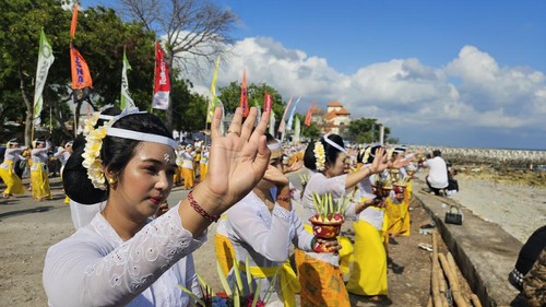 Ratusan Penari Pendet Pasepan Iringi Ritual Pakelem di pembukaan Festival Nusa Penida di pesisir Sampalan di Desa Batununggul, Kamis (5/10/2023). (Putu Krista)