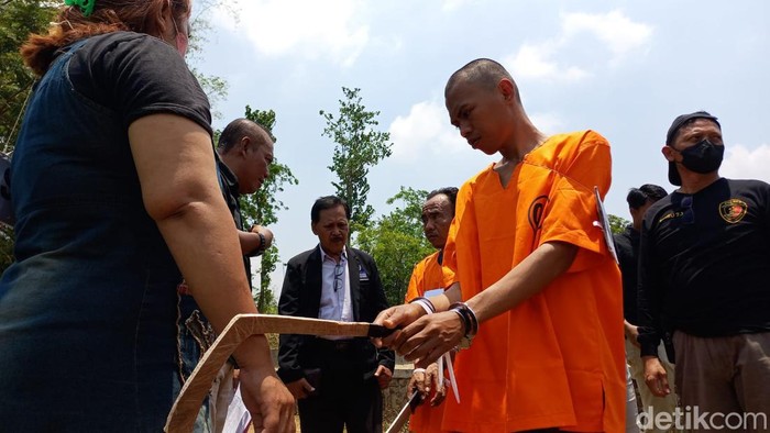 Rekonstruksi pembunuhan yang dilakukan bapak dan anak di Probolinggo