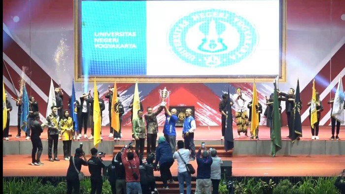 Rektor UM Profesor Hariyono menyerahkan piala bergilir LPTK Cup kepada juara umum Rektor UNY Profesor Sumaryanto.