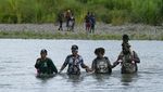 Ribuan Migran Lintasi Rawa Menuju Panama, Banyak Anak Kecil