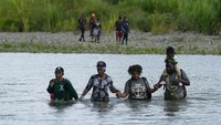 Jumlah orang yang melintasi Celah Darien (Darien Gap), daerah lembah dan rawa-rawa yang menghubungkan antara Panama dan Kolombia telah mencapai lebih dari 400.000 migran.  
