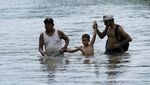 Ribuan Migran Lintasi Rawa Menuju Panama, Banyak Anak Kecil