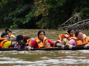 Ribuan Migran Lintasi Rawa Menuju Panama, Banyak Anak Kecil