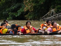 Ribuan Migran Lintasi Rawa Menuju Panama, Banyak Anak Kecil