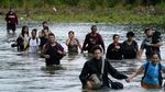 Ribuan Migran Lintasi Rawa Menuju Panama, Banyak Anak Kecil