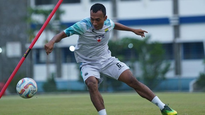 Robi Darwis.