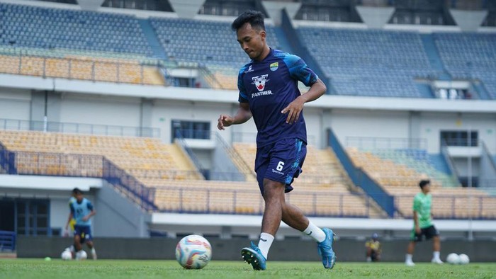 Robi Darwis.