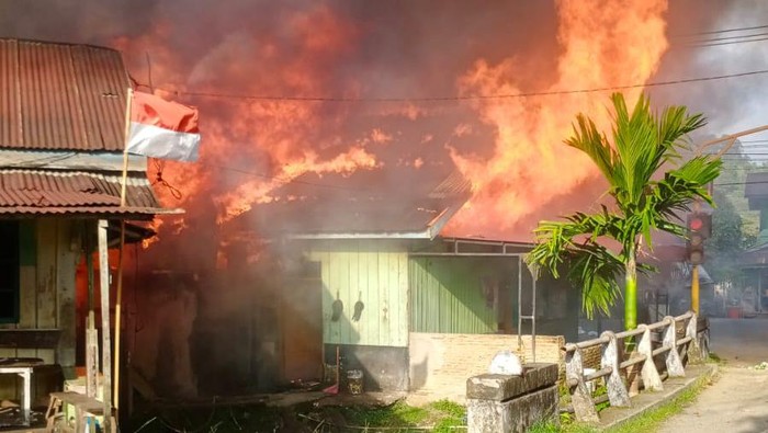 Rumah dan ruko terbakar di Simeuleu, Aceh. (Dok BPDB Aceh)