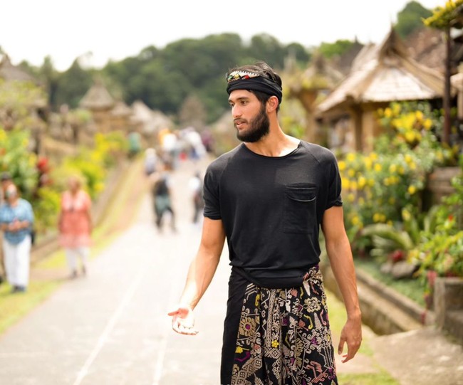 Aktor 27 tahun itu juga disorot karena gosip kandasnya hubungan dirinya dengan aktris cantik Wulan Guritno. Di akun Instagramnya sendiri foto-foto mesra Sabda dan Wulan sudah tak terlihat lagi. Foto: Instagram/@sabdaahessa