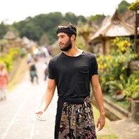 Aktor 27 tahun itu juga disorot karena gosip kandasnya hubungan dirinya dengan aktris cantik Wulan Guritno. Di akun Instagramnya sendiri foto-foto mesra Sabda dan Wulan sudah tak terlihat lagi. Foto: Instagram/@sabdaahessa